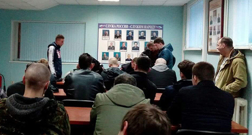 Задержанные в полиции на ул.Октябрьская. Фото очевидца, предоставленное "Кавказскому узлу" краснодарским штабом Навального.