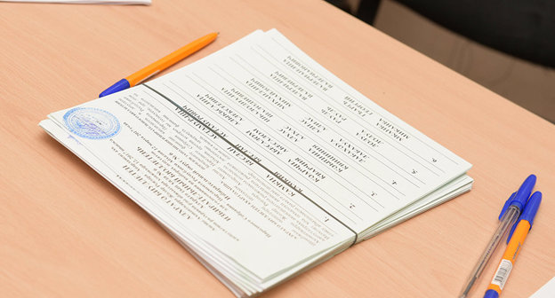 Выборные документы в Абхазии. Фото © Sputnik. Томас Тхайцук
 http://sputnik-abkhazia.ru/Abkhazia/20170326/1020701686/itogi-vyborov-v-parlament-abxazii-lidery-i-autsajdery.html