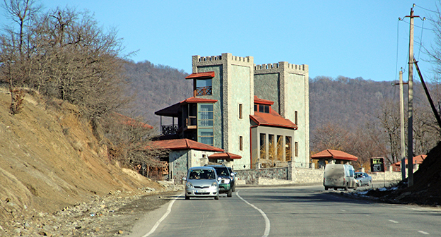 Военно-Грузинская дорога. Гостиница в Ананури.  Фото Ахмеда Альдебирова для "Кавказского узла"