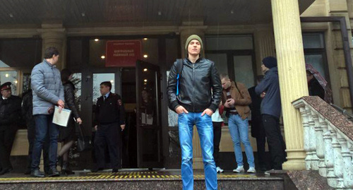 Михаил Пчелин у здания суда в Сочи. Фото Светланы Кравченко для "Кавказского узла"
