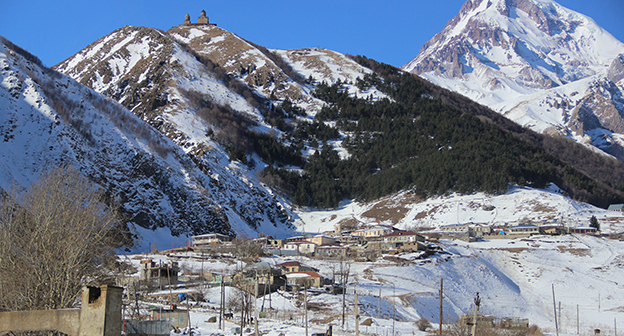 Посёлок Казбеги на Военно-Грузинской дороге. Фото Ахмеда Альдебирова для "Кавказского узла"