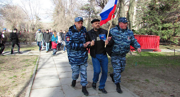 Задержание Анатолия Болтыхова во время несанкционированного шествия в Волгограде . Фото Вячеслава Ященко для "Кавказского узла"