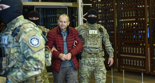 Конвоирование Александра Лапшина. Фото © Спутник / Мурад Orujov
https://sputnik.az/life/20170207/408786687/blogger-lapsin-bakida.html