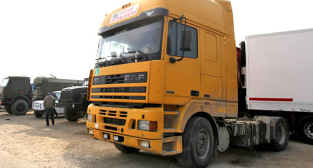 Машина с наклейкой "Мы против системы "Платона"!" . Дагестан, ноябрь 2015 г.  Фото Руслана Алибекова для "Кавказского узла"