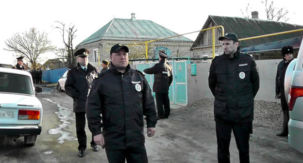 Оцепление вокруг дома активиста Петрова в станице Казанская. Краснодарский край, 28 марта 2017 г. Фото Анны Грицевич для "Кавказского узла"