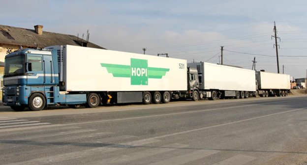 Три припаркованные у обочины трассы "Кавказ" фуры. Манас, ноябрь 2015 г. Фото Руслана Алибекова для "Кавказского узла"