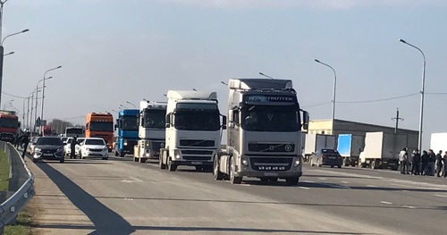 Автомобили дальнобойщиков во время акции на трассе в Дагестане. 28 марта 2017 года. Фото Патимат Махмудовой для "Кавказского узла"
