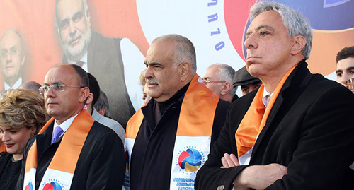 лидеры предвыборного блока (слева направо) экс-министр обороны Сейран Оганян, глава партии "Наследие" Раффи Ованнисян и экс-министр иностранных дел Вардан Осканян