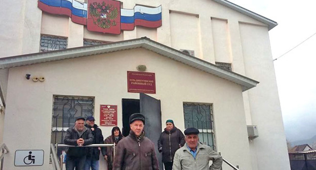 Отец Мурата Борлакова - Солтан Борлаков (справа) и адвокат Павел Мишарин у здания суда. 27 марта 2017 г. Фото со страницы Олега Новикова Facebook.com