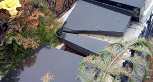 Разбитая могильная плита на кладбище в Астрахани. Фото http://kaspyinfo.ru/v-astrahani-na-kladbishhe-vandaly-razbili-mogilnye-plity/