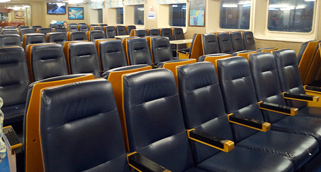 Пустующие пассажирские места на борту парома Керченской переправы. Фото Нины Тумановой для "Кавказского узла"