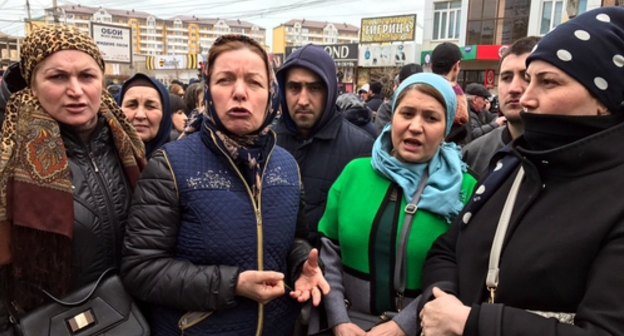 Участники стихийного митинга предпринимателей, чей бизнес пострадал от пожара на рынке "Дагэлектромаш". Махачкала, 1 апреля 2017 года. Фото Патимат Махмудовой для "Кавказского узла".