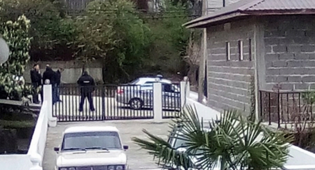 Сотрудники полиции прибыли к дому Павла Буторина и задержали его с супругой. Сочи, 2 апреля 2017 года. Фото предоставлено "Кавказскому узлу" Павлом Буториным.