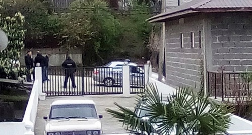 Сотрудники полиции прибыли к дому Павла Буторина и задержали его с супругой. Сочи, 2 апреля 2017 года. Фото предоставлено "Кавказскому узлу" Павлом Буториным.