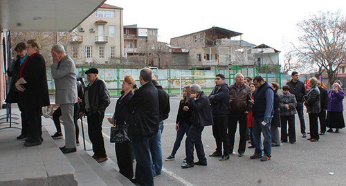 Очердь перед входом на избирательный участок Фото Тиграна Петросяна для "Кавказского узла"