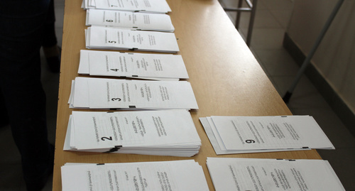Избиратель получает девять избирательных бюллетеней, на которых указаны названия политических сил, баллотирующихся в парламент. Фото Тиграна Петросяна для "Кавказского узла"