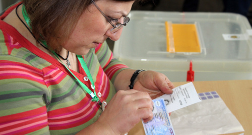 Сверка данных перед тем, как избиратель опустит бюллетень в урну. Фото Тиграна Петросяна для "Кавказского узла"