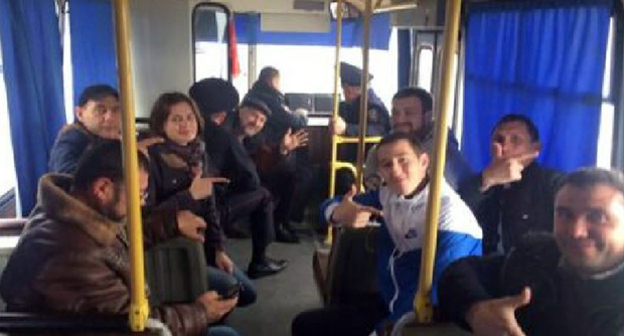 Задержанныхв Центре Сочи полицейские везут в ПАЗе в Адлерский районный отдел полиции. 02.04.2017. Фото Анастасии Титовой