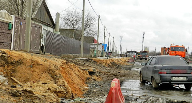 Дорогу в поселке Гумрак в ходе реконструкции опустили так, что перед въездами в жилые дворы образовались обрывы или слишком крутые склоны. Март 2017 г. Фото Татьяны Филимоновой для "Кавказского узла"
