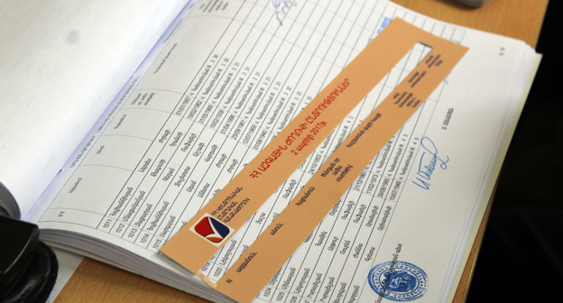 Списки изби рателей. Фото Тиграна Петросяна для "Кавказского узла"