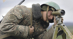 Солдат на передовой. Фото © Sputnik/ Асатур Есаянц
http://ru.armeniasputnik.am/karabah/20170112/6044309/KarabahsoobshchaetoprimeneniiAzerbajdzhanomsnajperskihvintovok.html