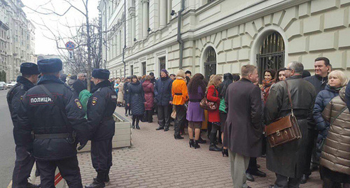 Чуть менее 250 человек остались на улице ждать результатов слушания у здания суда ВС России. Фото https://vk.com/jw_ru