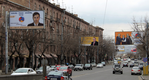 Баннеры с политической рекламой на улицах Еревана. Фото Тиграна Петросяна для "Кавказского узла"