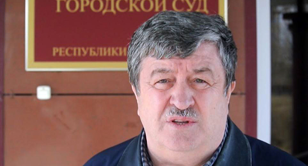 Адвокат Алауди Мусаев после объявления приговора Элистинского горсуда. Фото Бадма Бюрчиев для "Кавказского узла"