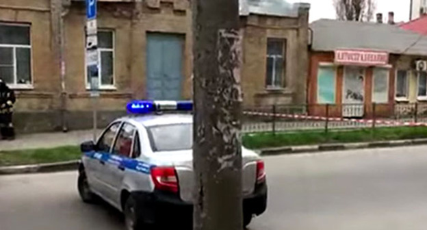 Полицейская машина на месте взрыва в Ростове-на-Дону. 6 апреля 2017 г. Кадр из видео пользователя Ростов-на-Дону Главный / YouTube