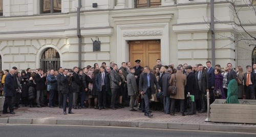 Люди, пришедшие к зданию ВС России поддержать Управленческий центр свидетелей Иеговы - ответчиков по иску Минюста. Фото: https://www.jw-russia.org/news/17040614-133.html