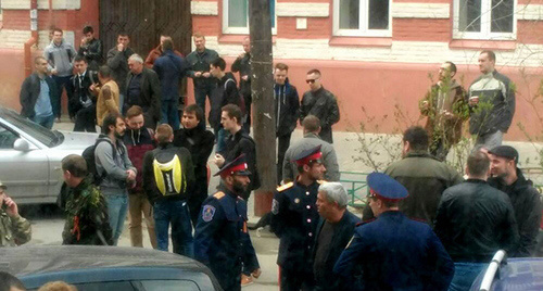 Казаки блокируют сторонников Навального в ростовской гостинице "Эрмитаж". Фото Константина Волгина для "Кавказского узла"