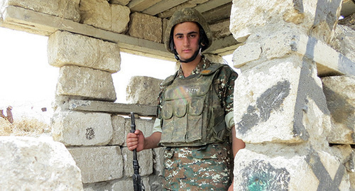 Военнослужащий Армии обороны Нагорного Карабаха на боевом посту. Фото Алвард Григорян для "Кавказского узла"
