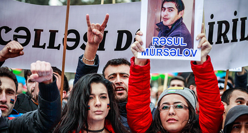 Участники митинга держат портрет политзаключенного. Баку, март 2015 г. Фото Азиза Каримова для "Кавказского узла"