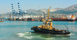 Вид на порт Новороссийска с крейсера-музея «Михаил Кутузов». Фото: Skelanard https://ru.wikipedia.org/