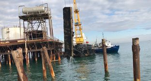 Нефтяная платформа на Каспии Foto: ardda.gov.az
https://ru.sputnik.az/incidents/20170409/409730412/kaspij-najdeno-telo-propavshie-nefjatniki.html