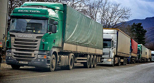 Большегрузы на Военно-Грузинской дороге. Фото Sputnik/Александр Имедашвили