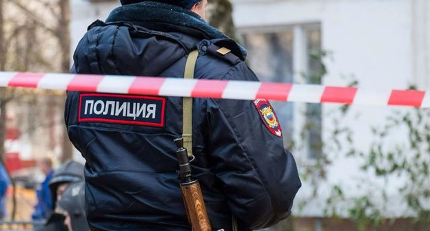 Сотрудник полиции на месте преступления. Фото: http://misanec.ru/2016/08/01/na-territorii-ulyanovskoj-shkoly-obnaruzhen-trup-uchitelya/