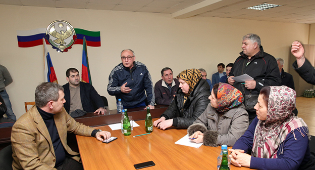 Встреча инициативной группы и руководства рынка «Дагэлектромаш» с представителями столичных и республиканских властей в администрации Ленинского района Махачкалы. Фото http://www.riadagestan.ru/news/makhachkala/v_makhachkale_zavershilas_protestnaya_aktsiya_predprinimateley_rynka_dagelektromash/