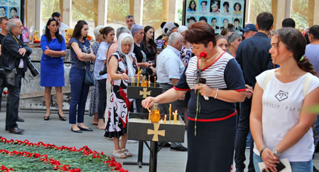 Акция памяти по погибшим в террористическом акте в сентябре 2004 года. Беслан, 3 сентября 2016 г. Фото Эммы Марзоевой для "Кавказского узла"