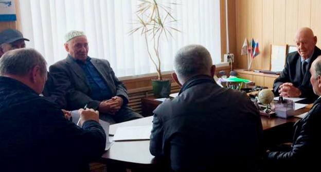 Собрание членов Совета старейшин черкесского народа КЧР в ауле Хабез. 13 апреля 2017. Фото корреспондента "Кавказского узла"