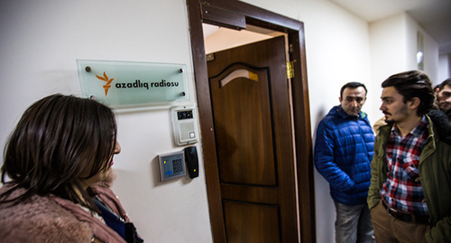 Сотрудники радиостанции "Свобода" возле входа в офис. Баку, декабрь 2014 г. Фото корреспондента "Кавказского узла"