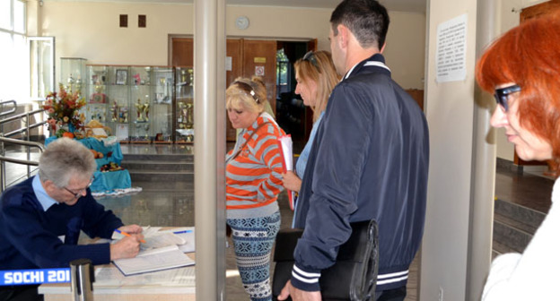 Участники публичных слушаний проходят в администрацию Адлерского района. Сочи, 14 апреля 2017 г. Фото Светланы Кравченко для "Кавказского узла"