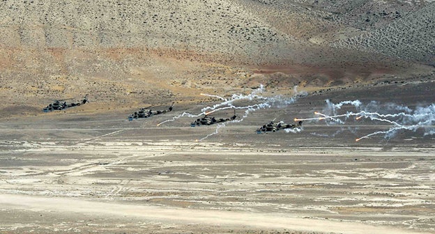 Военные учения армии Азербайджана. © Foto: PUBLIC DOMAIN
https://ru.sputnik.az/life/20170413/409810741/azerbaijan-armiya-ucheniya-boegotovnost.html