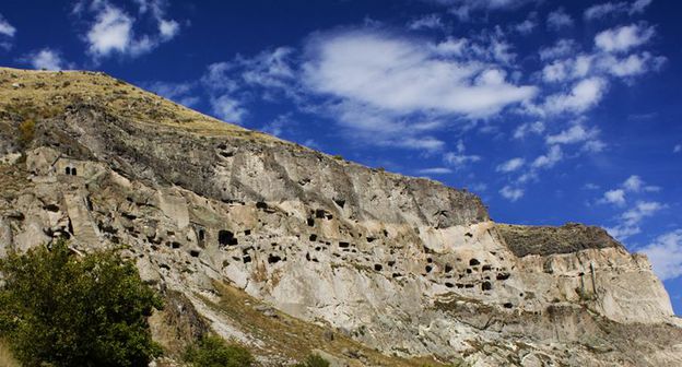 пещерный город Вардзия, Грузия. Фото Леван Gokadze https://commons.wikimedia.org/wiki/File:Cave-city_Vardzia,_Georgia_(6237386592).jpg
