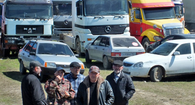 Акция дальнобойщиков против системы "Платон" в окрестностях дагестанского села Тухчар. Апрель 2017 г. Фото Патимат Махмудовой для "Кавказского узла"