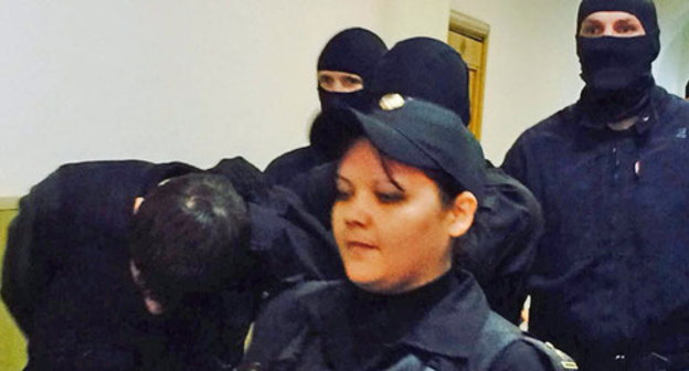 Обвиняемого Заура Дадаева ведут по коридору Басманного суда. Москва, 8 марта 2015 г. Фото Юлии Буславской для "Кавказского узла"