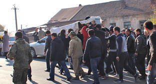Похороны Владимира Цкаева в родовом селе Кобань. Северная Осетия, 4 ноября 2015 года. Фото Эммы Марзоевой для "Кавказского узла" Похороны Владимира Цкаева в родовом селе Кобань. Северная Осетия, 4 ноября 2015 года. Фото Эммы Марзоевой для "Кавказского узла"