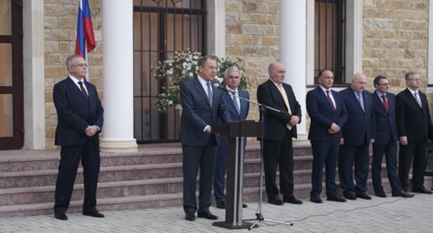 Глава МИД РФ Сергей Лавров открыл новое здание посольства в Абхазии. 18 апреля 2017 г. Фото Дмитрия Статейнова для "Кавказского узла"