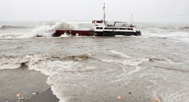 Потерпевшее крушение судно. Фото: Sputnik/Михаил Мокрушин