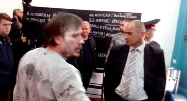 Люди в казачьей форме закидали яйцами и мукой участников пресс-конференции в предвыборном штабе Алексея Навального. Краснодар, 20 апреля 2017 г. Фото vk.com/teamnavalny_krd